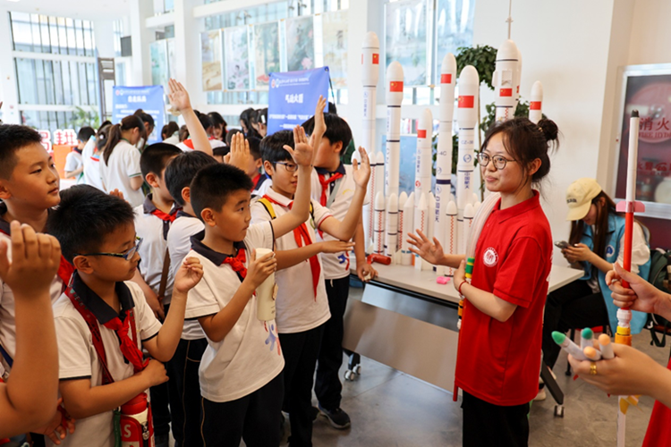 图为小学生们沉浸式感受、参与融趣味性与知识性于一体的“科学嘉年华”互动空间项目。太阳城集团官方网站供图